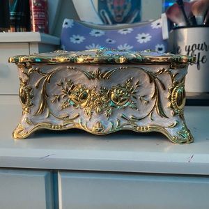 Romantic vintage jewlery box